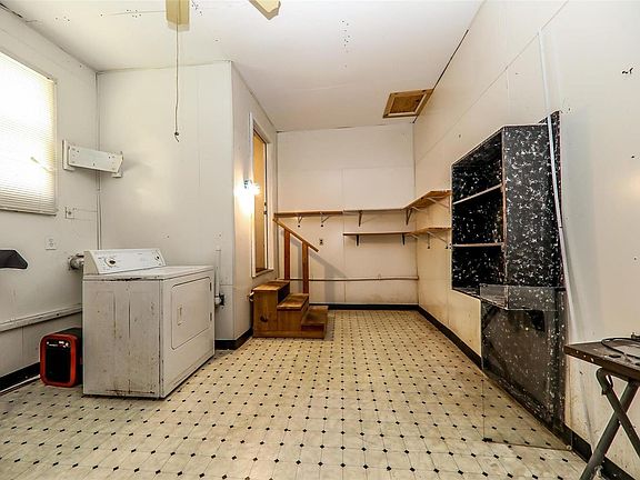 4th image of 3070 N 61st St