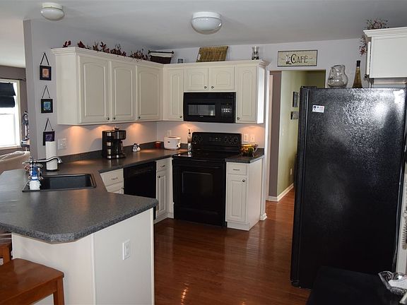 2nd image of 125 Farr Ln