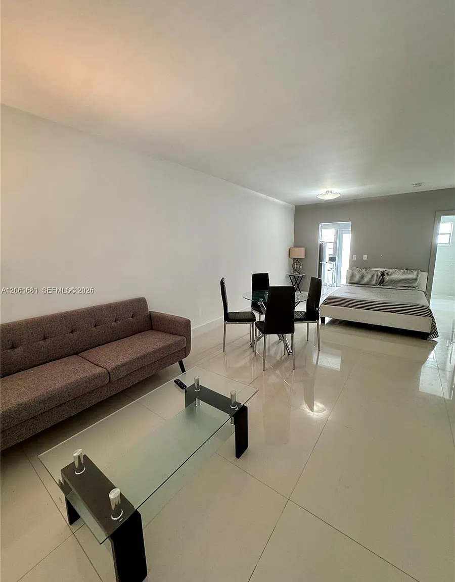1604 Drexel Condo — Photo 1