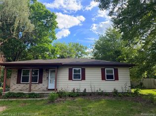 317 Crescent Ave, Holly, MI 48442