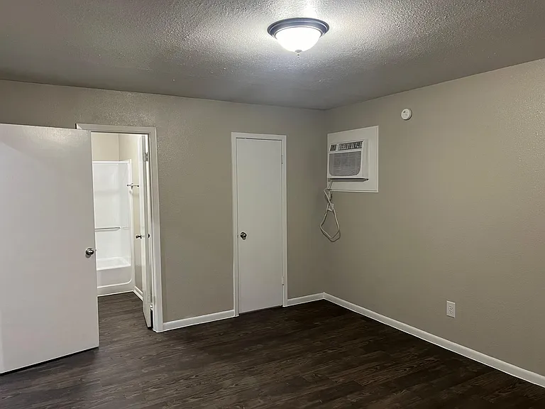 Kenwood Heights Apartments — Photo 24