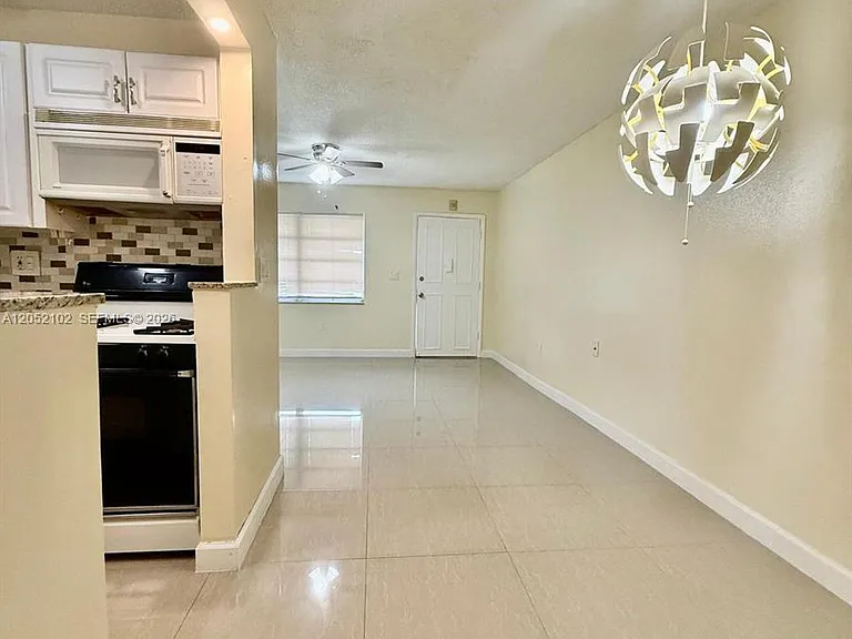 20210 NE 2nd Ave #V4 — Photo 5