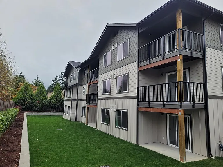 446 NE Izett St — Photo 12