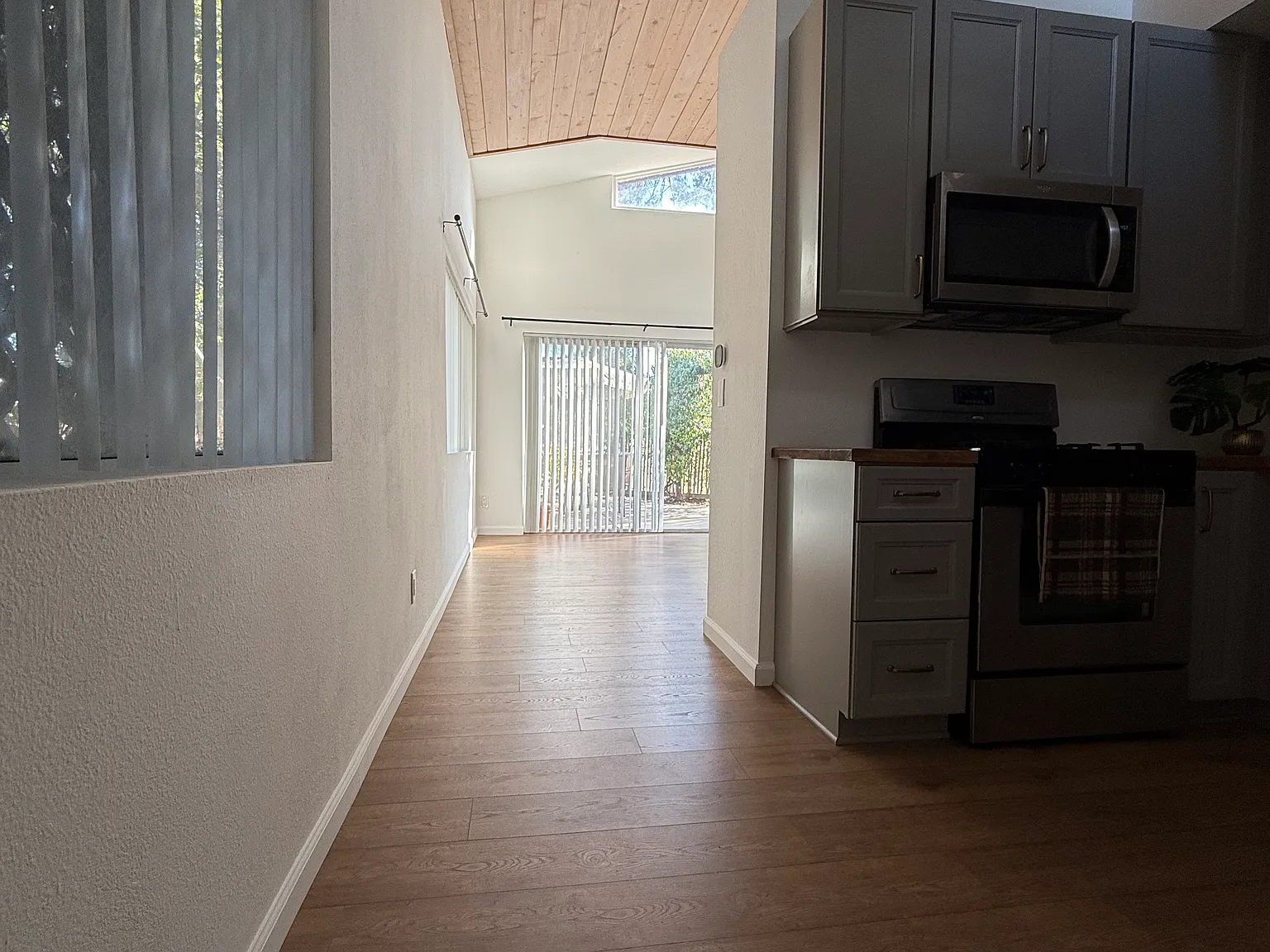 1 bed, 500 sqft, $2,400 — Photo 4