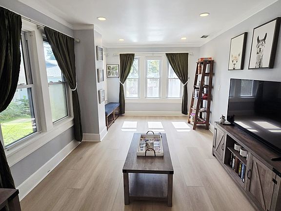 4th image of 734 Grove St N #1/2
