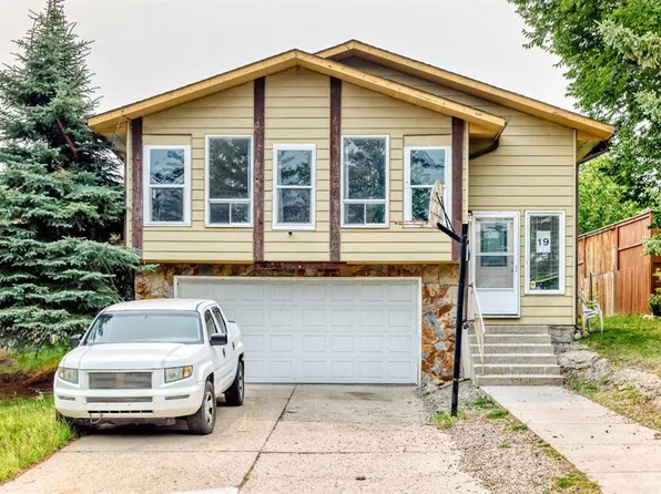 19 NE Berwick Cres NW, Calgary, AB T3K 1P7