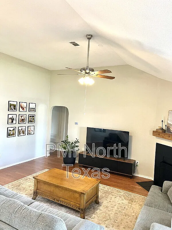 3 bed, 2.0 bath, 1567 sqft, $2,400 — Photo 2