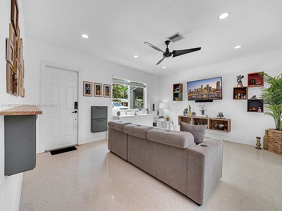 3rd image of 4690 SW 25th Ave