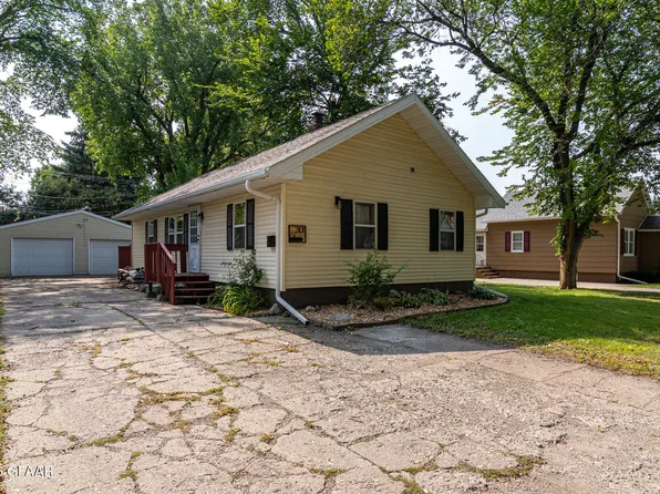 2101 10th Ave N, Grand Forks, ND 58203