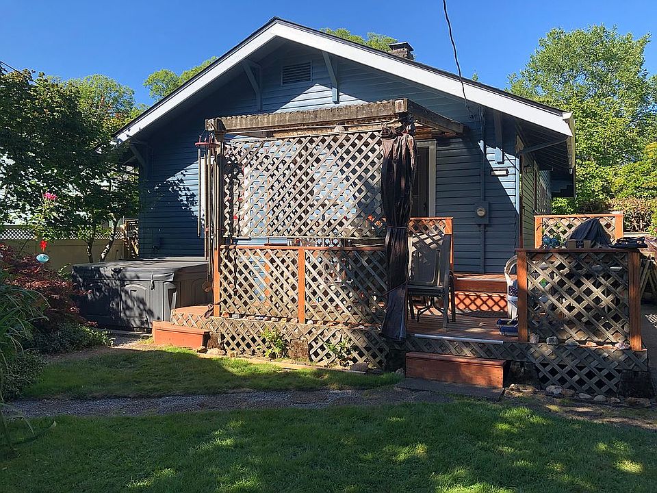 2nd image of 2321 SE Ladd Ave
