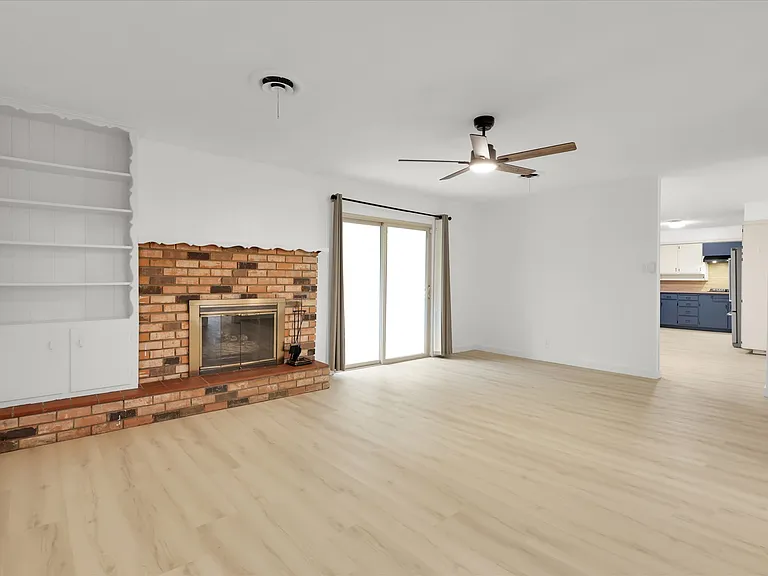 1127 Hillcrest St — Photo 4