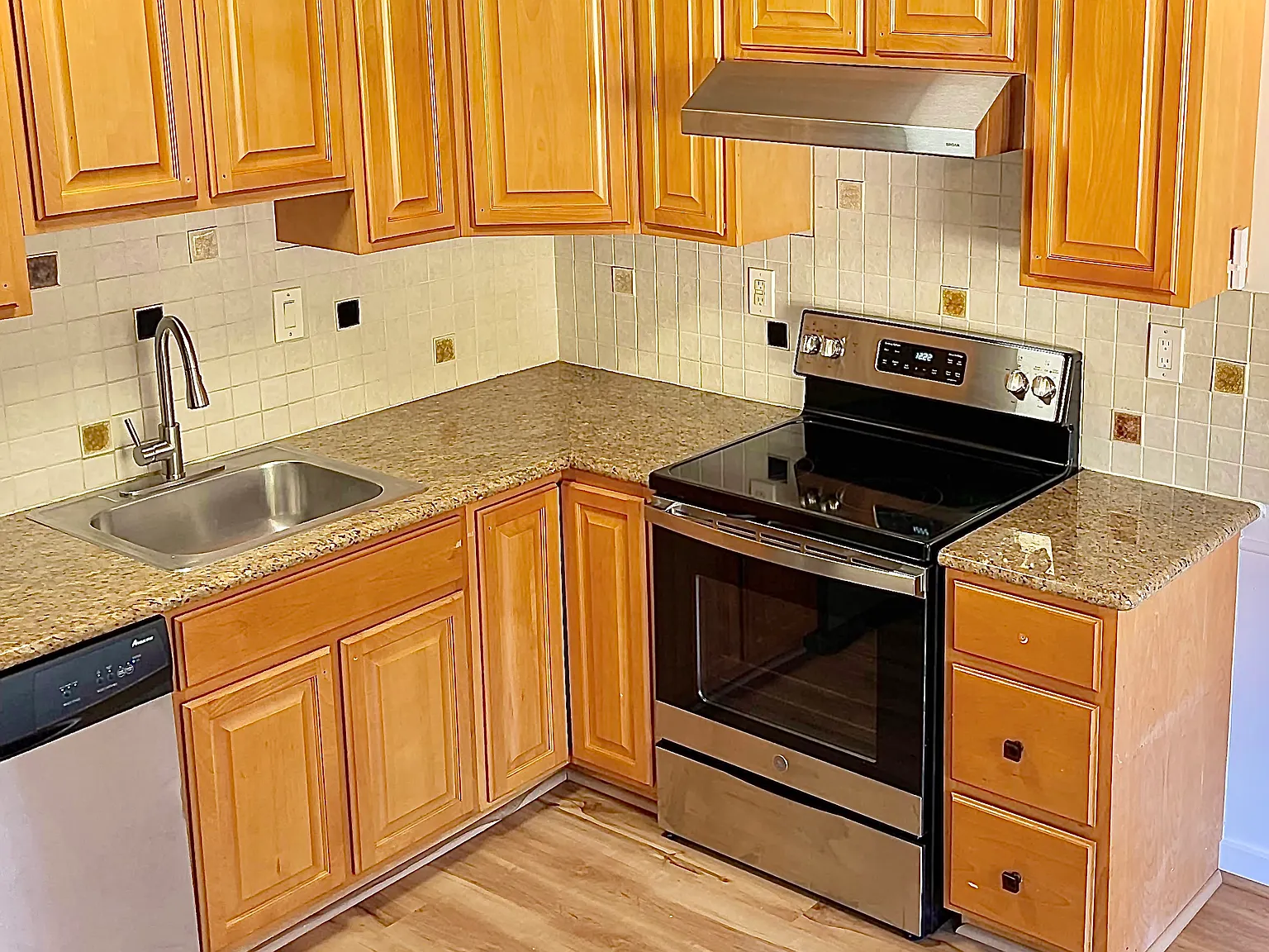 2 bed, 850 sqft, $2,700 — Photo 2