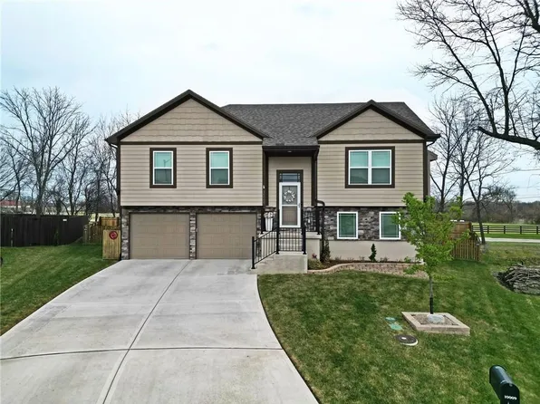 10009 Karyn Ct, Peculiar, MO 64078