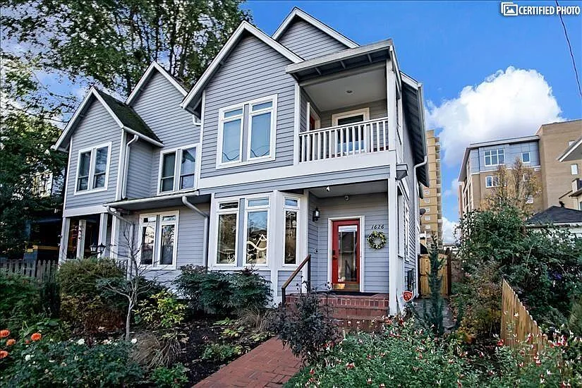 NE Halsey St, Portland — Photo 4