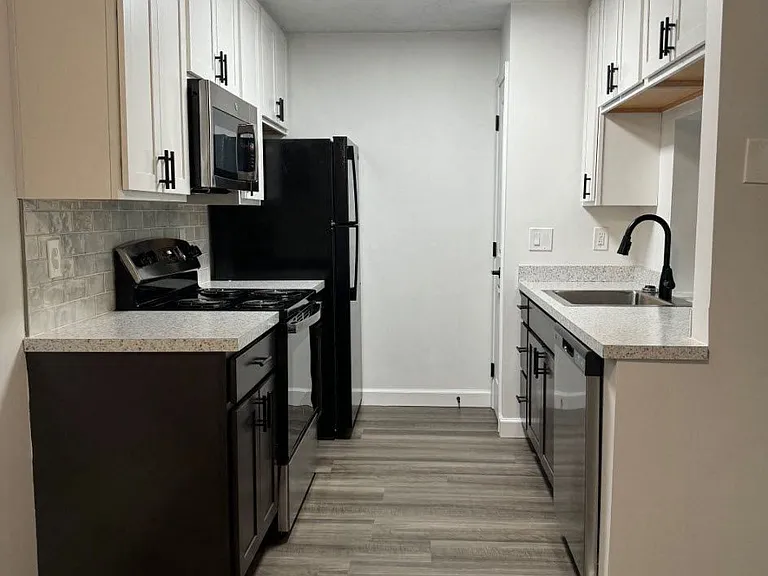 Hilltop Apartments — Photo 9