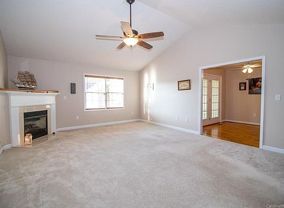 4th image of 1553 Parkway Dr