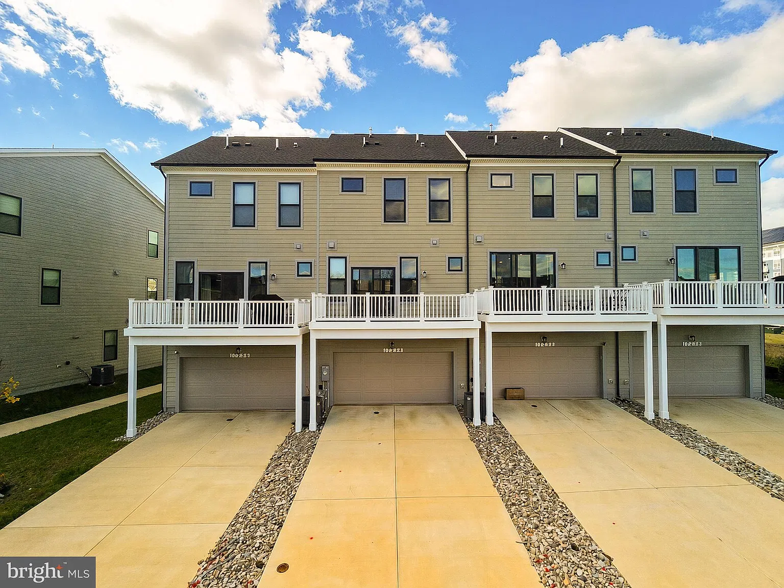 3 bed, 4.0 bath, 1624 sqft, $3,700 — Photo 2