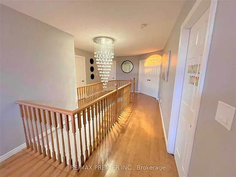 88 Sundance Cres — Photo 24