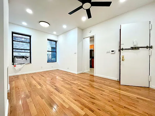 Rented by Safdie Realty Group | media 17