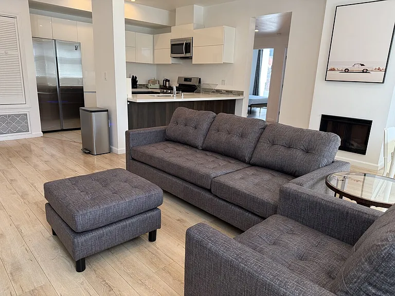 137 W 6th St #201 — Photo 2