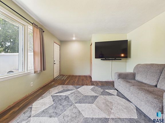 4th image of 3017 S Willow Ave