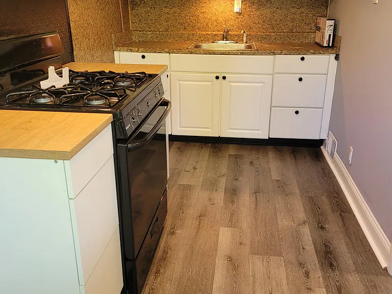 147 W 22nd St — Photo 14