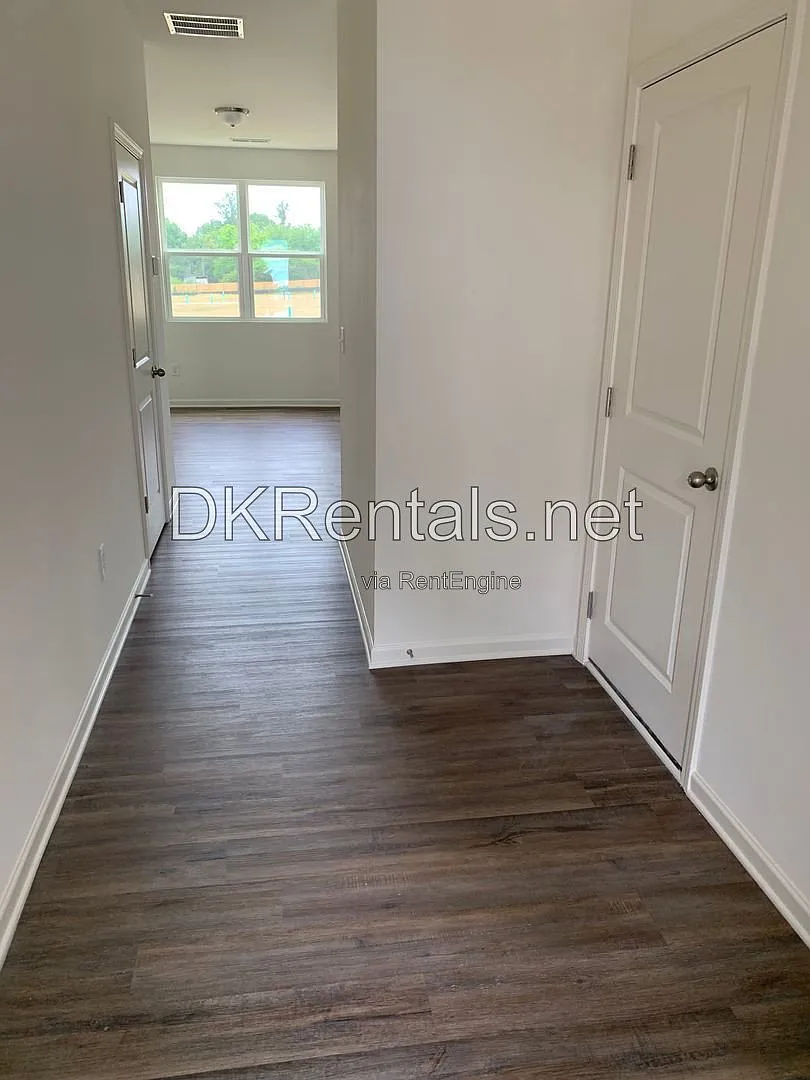 3 bed, 2.5 bath, 1421 sqft, $1,650 — Photo 3