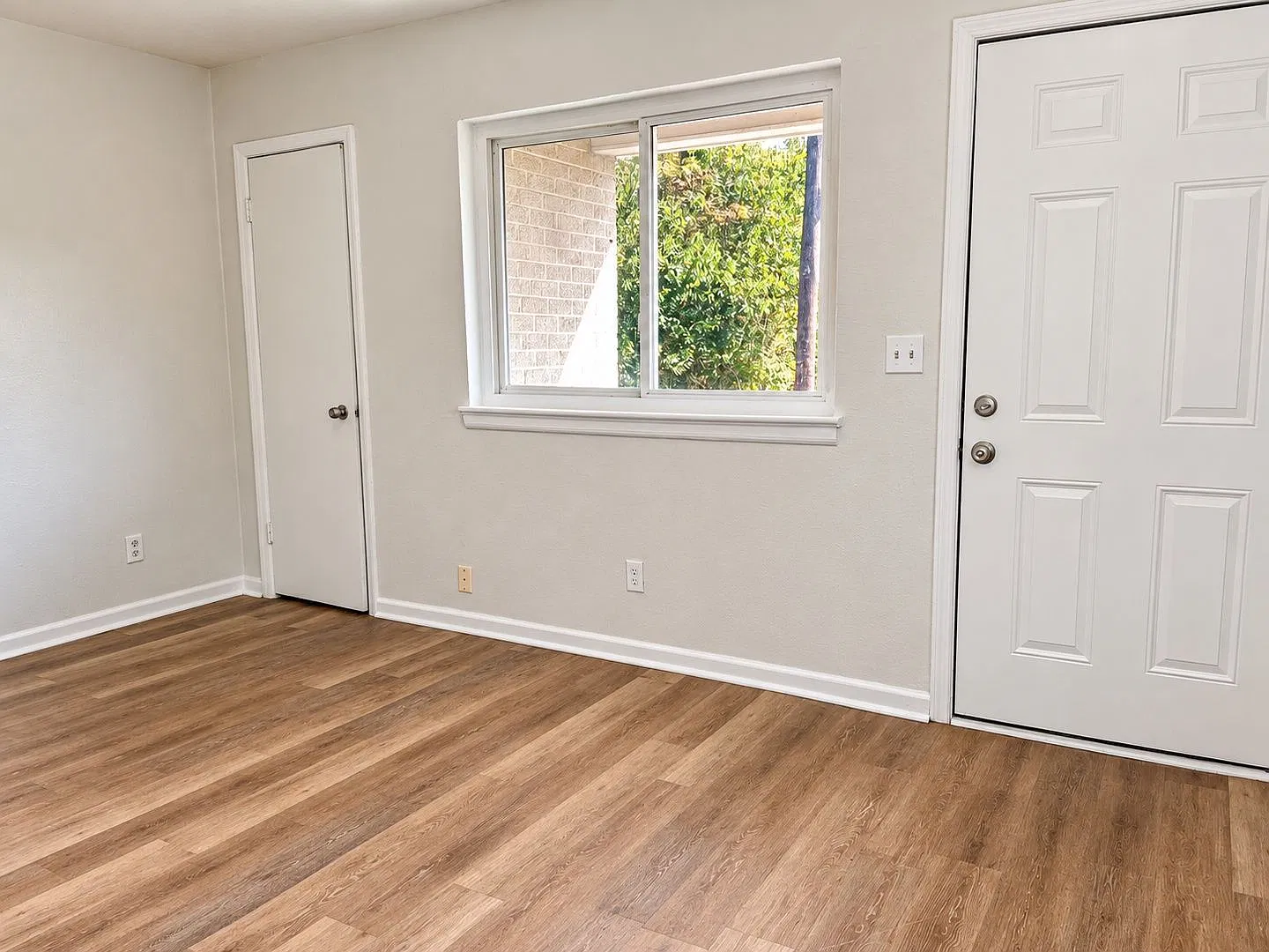 2 bed, 1.0 bath, 1679 sqft, $895 — Photo 2