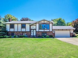 9420 Ridgeside Dr, Mentor, OH 44060