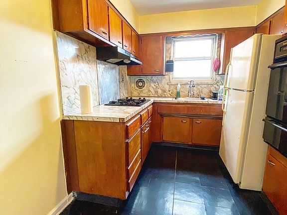 4th image of 26-01 29th St #3