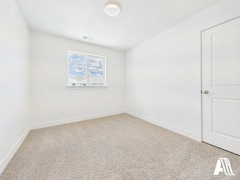 437 E 650 N — Photo 10