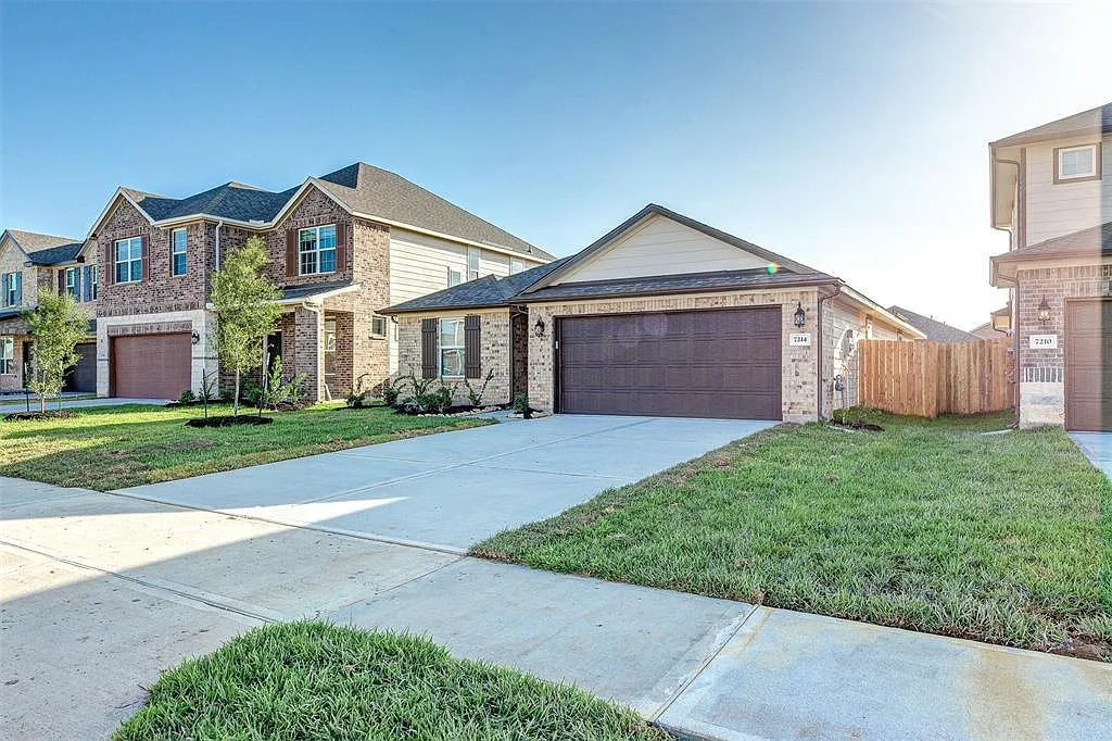 3 bed, 2.0 bath, 1730 sqft, $2,200 — Photo 2