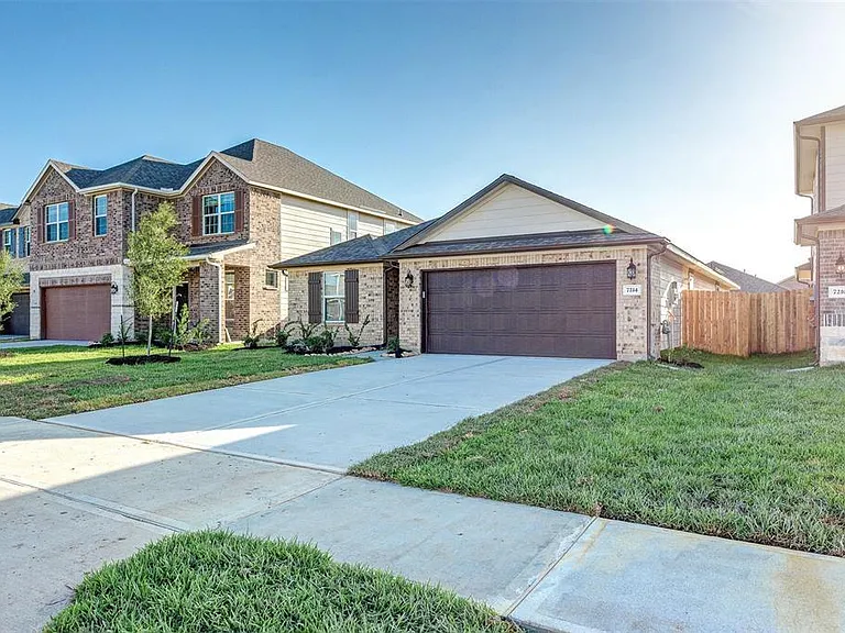 7214 Toluca Dr — Photo 2