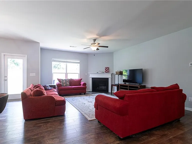 302 Pebblestone Ln — Photo 6