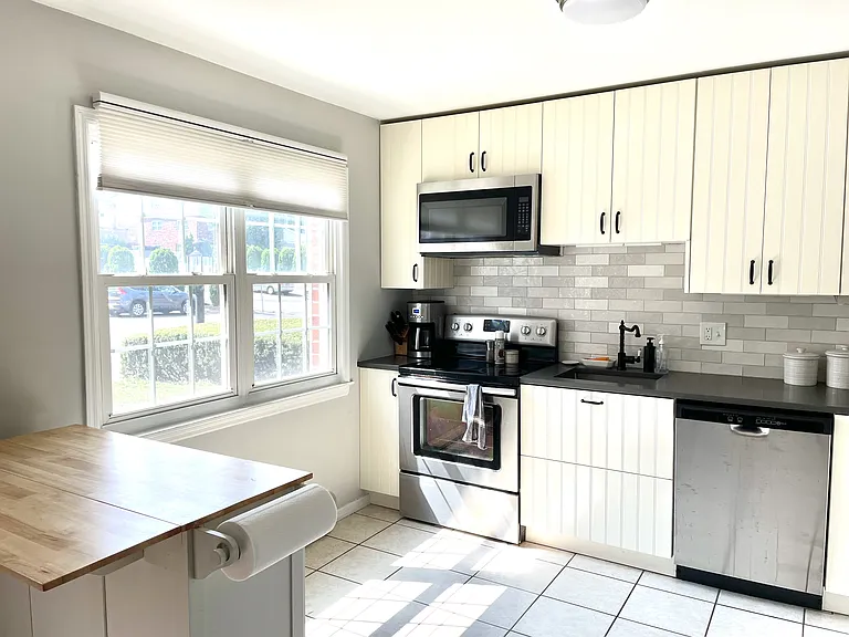 240 Wardwell St #17 — Photo 4