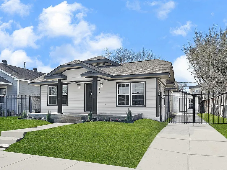 224 Everton St — Photo 2