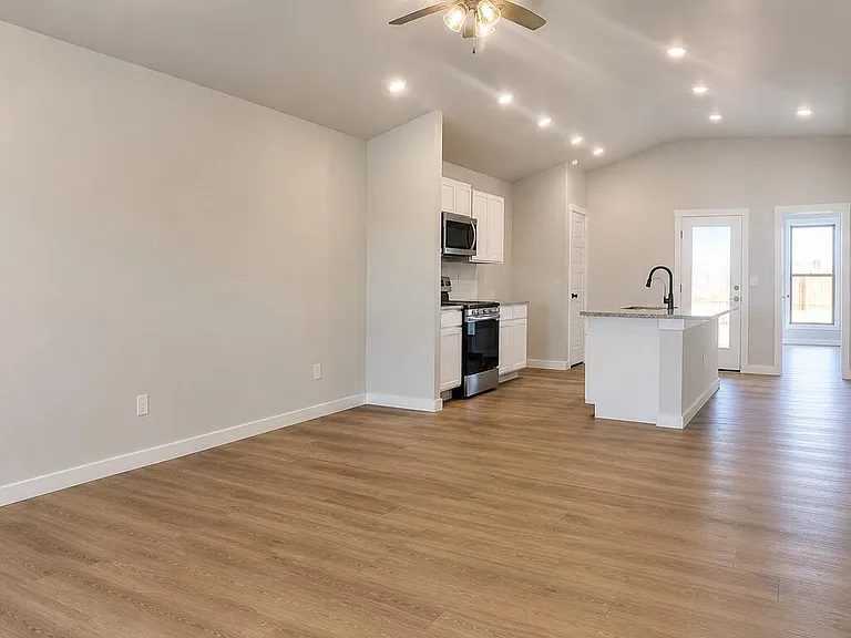 2416 Goldfinch Rd — Photo 2