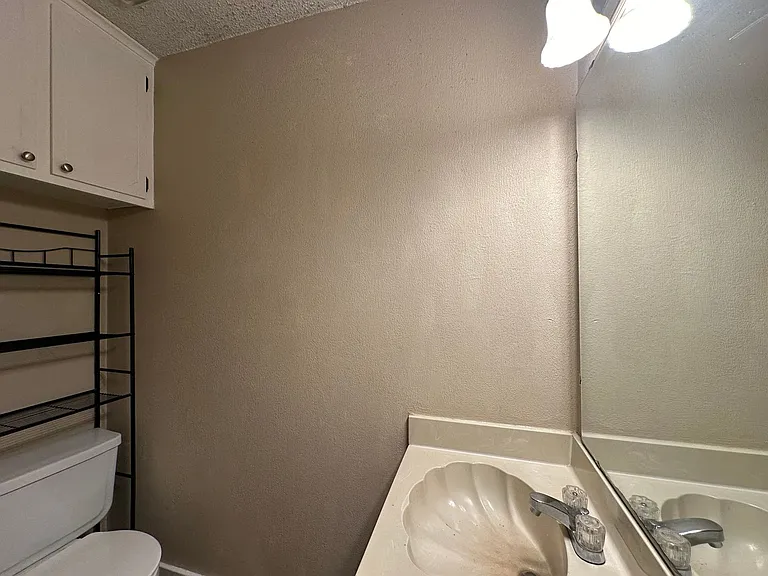 Barbara St 201 — Photo 12
