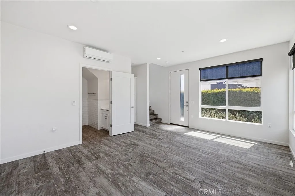 3 bed, 4.0 bath, 1738 sqft, $5,850 — Photo 4