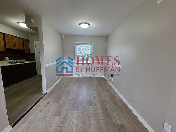 3rd image of 916 Parkview Dr APT 10