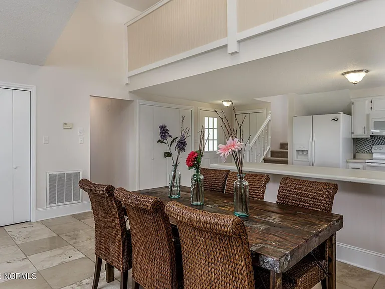 647 Castleberry Ct — Photo 13