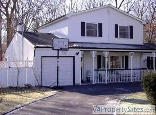 6 Hampton Ave, Mastic, NY 11950