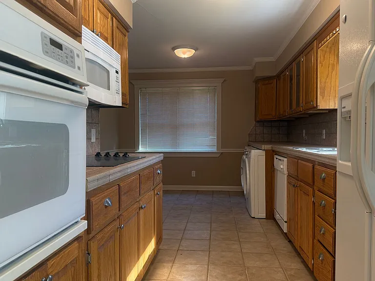 323 Auburn Dr — Photo 6