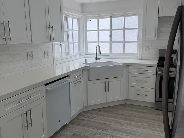 446 Vista Roma — Photo 34