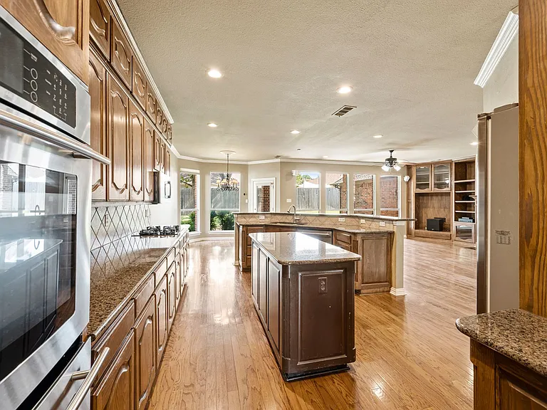 3316 Lexington Ave — Photo 3
