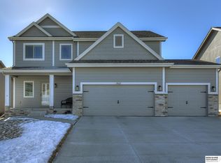 18621 Willow St, Omaha, NE 68136