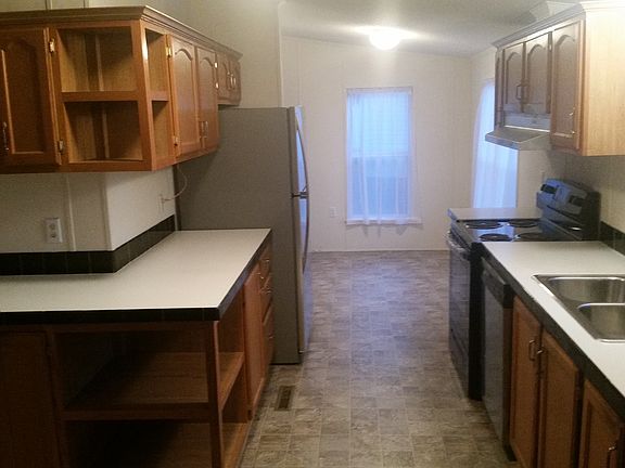 Kitchen w/ Appliances