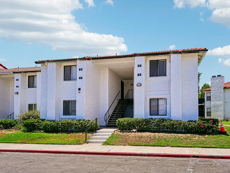 The Beverly Apartment Homes — Photo 49