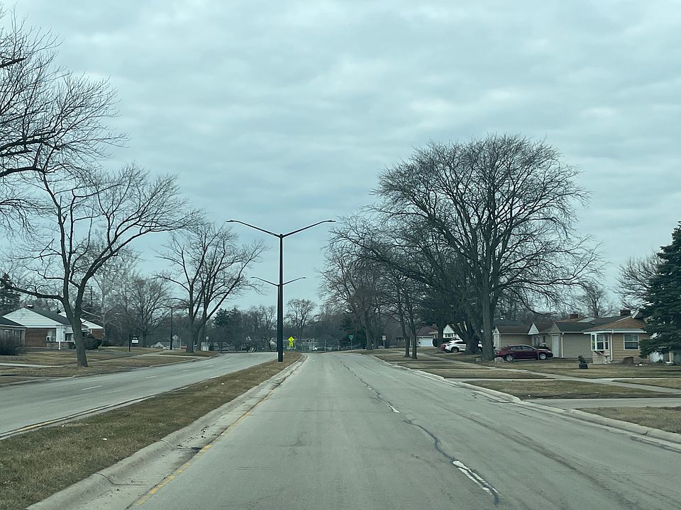 2nd image of 221 Indianwood Blvd