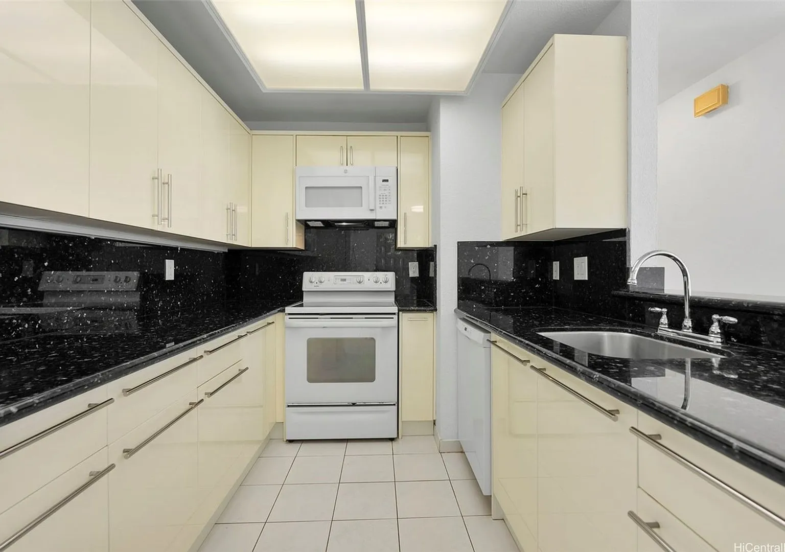 Spacious Ground Floor End Unit 2 Bed, 2 Bath, 2 Parking Spots, Washer/Dryer/Dishwasher In Unit - ... — Photo 3